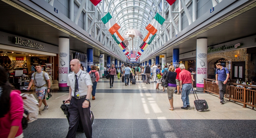 1200px-Chicago_Airport_-_ND0_5470